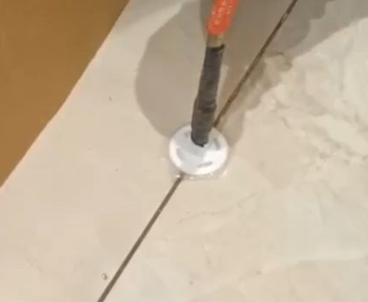 江孜瓷砖空鼓维修公司专业解答瓷砖在铺贴过程中，如果没有涂抹均匀到位的粘结材料（如水泥砂浆或瓷砖胶），可能会导致以下问题