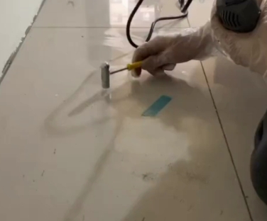 江孜瓷砖开裂维修公司专业分享瓷砖在铺贴前如果没有沥干水分，将会导致以下问题