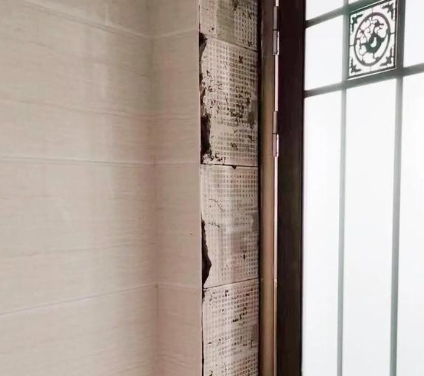 江孜瓷砖空鼓免砸砖维修公司分享吸水砖泡水时间不够或过长都会对瓷砖铺贴效果产生影响